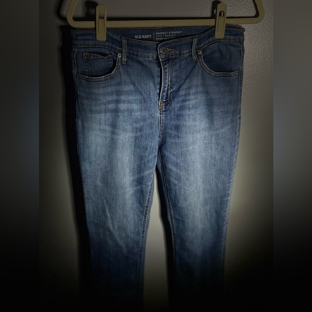 Old navy perfect straight, mid-rise jeans. Medium blue color. Size 8